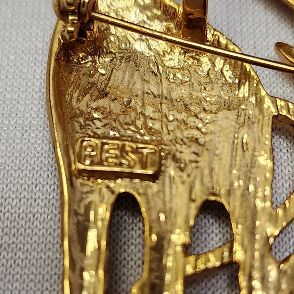 BEST Mother Giraffe & Baby Brooch/Pendent In Polished Gold Tone & Enamel - Picture 10 of 10